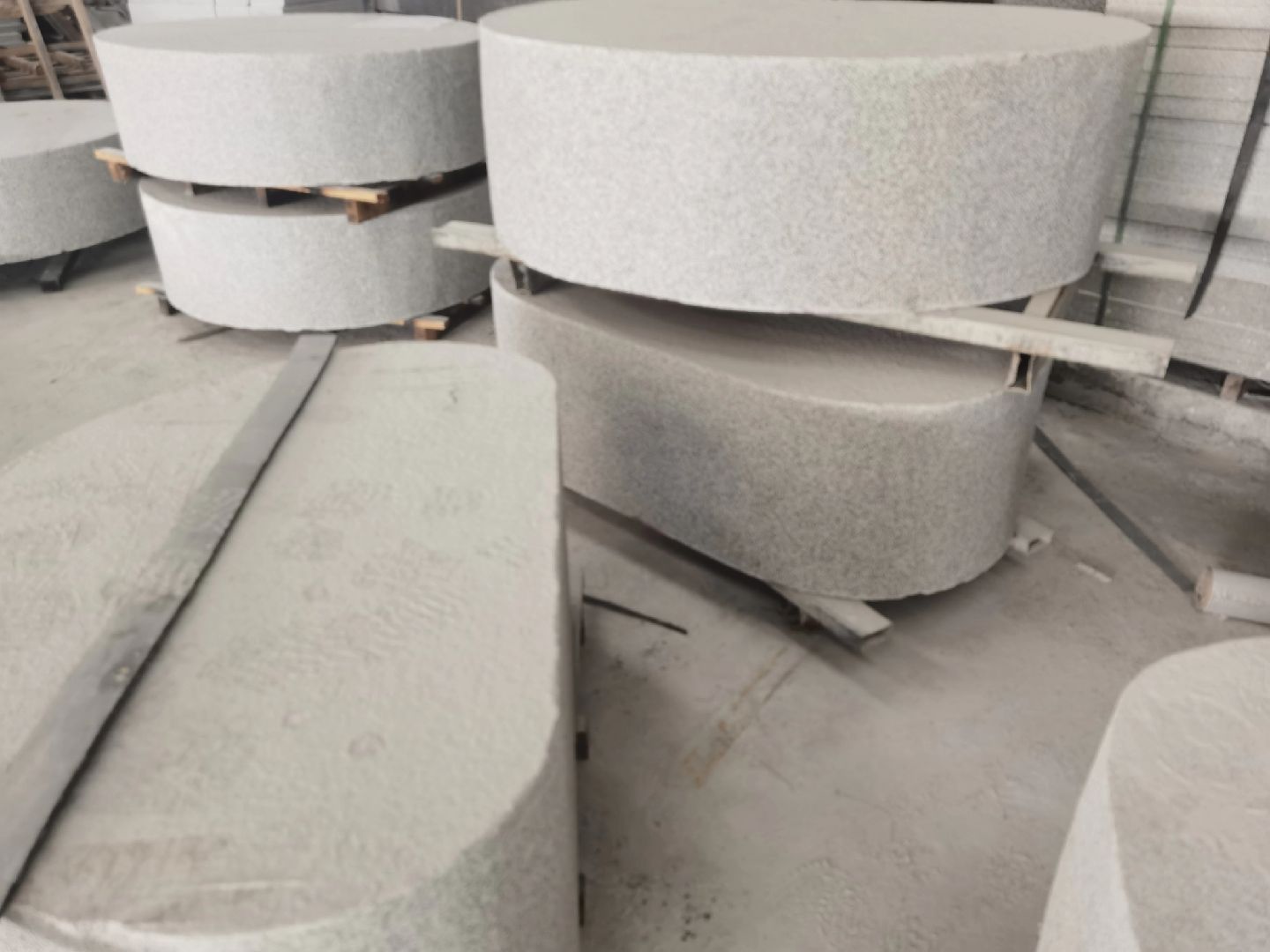 芝麻白石材廠家電話及花崗巖批發(fā)聯(lián)系方式(圖1)